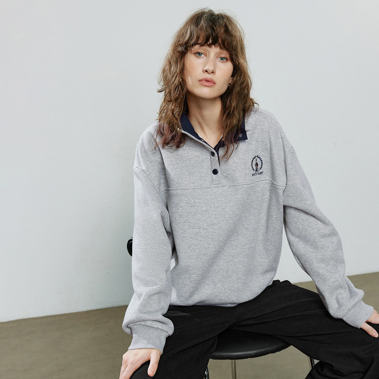 TOYOUTH المرأة هوديس البلوز 2025 شتاء جديد التباين اللون أزرار خاطفة الوقوف طوق أرنب التطريز الدافئة فضفاض القمم #3