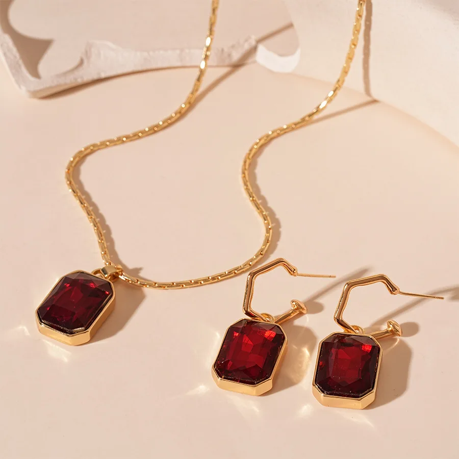 خمر Ankera الأحمر الماس رصع مستطيلة الترقوة قلادة بسيطة نمط هندسي أناقة مجوهرات للنساء