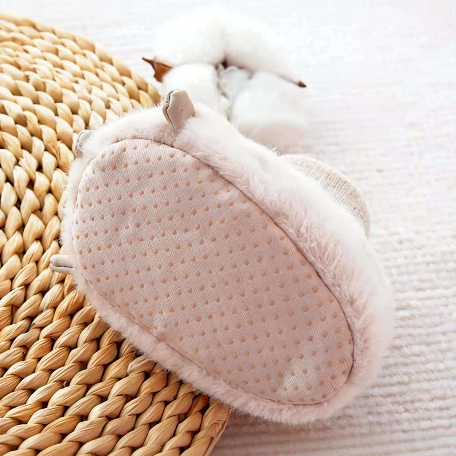 

Детские носки-тапочки: милые, плюшевые, с нашивками, нескользящие, мягкие, легкие, для девочек и мальчиков