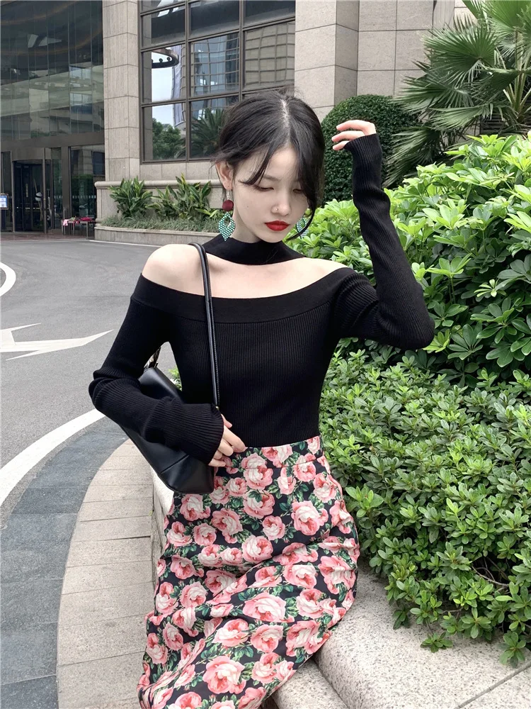 Krótki dzianinowy top w stylu Hong Kong, z dekoltem typu halter, dopasowany, wyszczuplający, z odkrytymi ramionami i wysokim stanem.