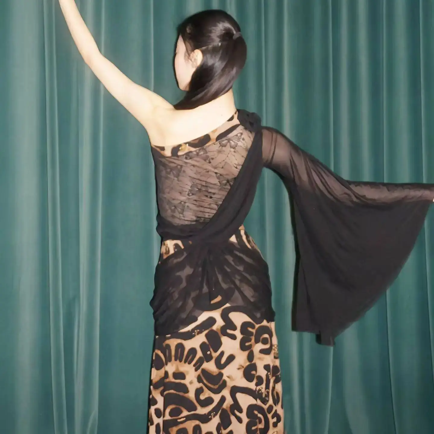 2025 국가 표준 댄스 의상 모던 볼룸 댄스 의상 여성용 레오파드 프린트 슬랜트 숄더 퍼포먼스 드레스 DN22573