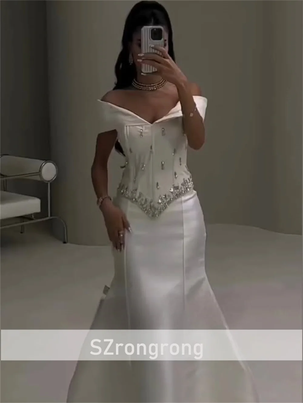 Vestido de noche largo hasta el suelo, plisado, con hombros descubiertos, con cuentas de cristal, vestido saudí sin espalda de satén con corte personalizado