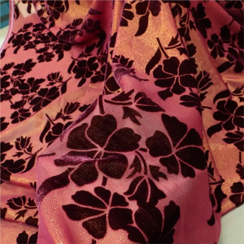 Il tessuto del cheongsam e dell'abito è realizzato in velluto broccato con fiori dorati