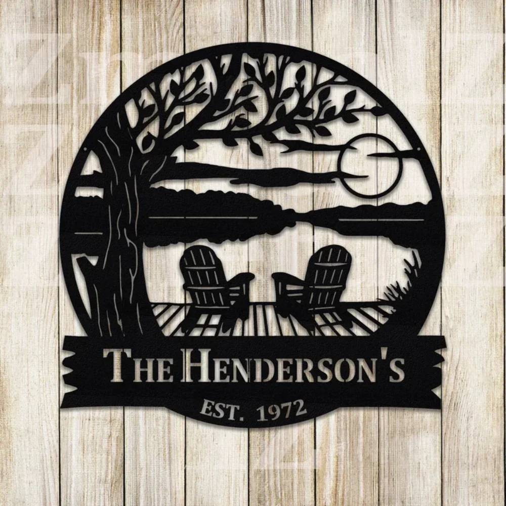 Print On Demand-Boomstoelen Dock On Lake House Scene Zonsondergangbord als gepersonaliseerd metalen monogram Huwelijkscadeau Outdoor Achternaam N