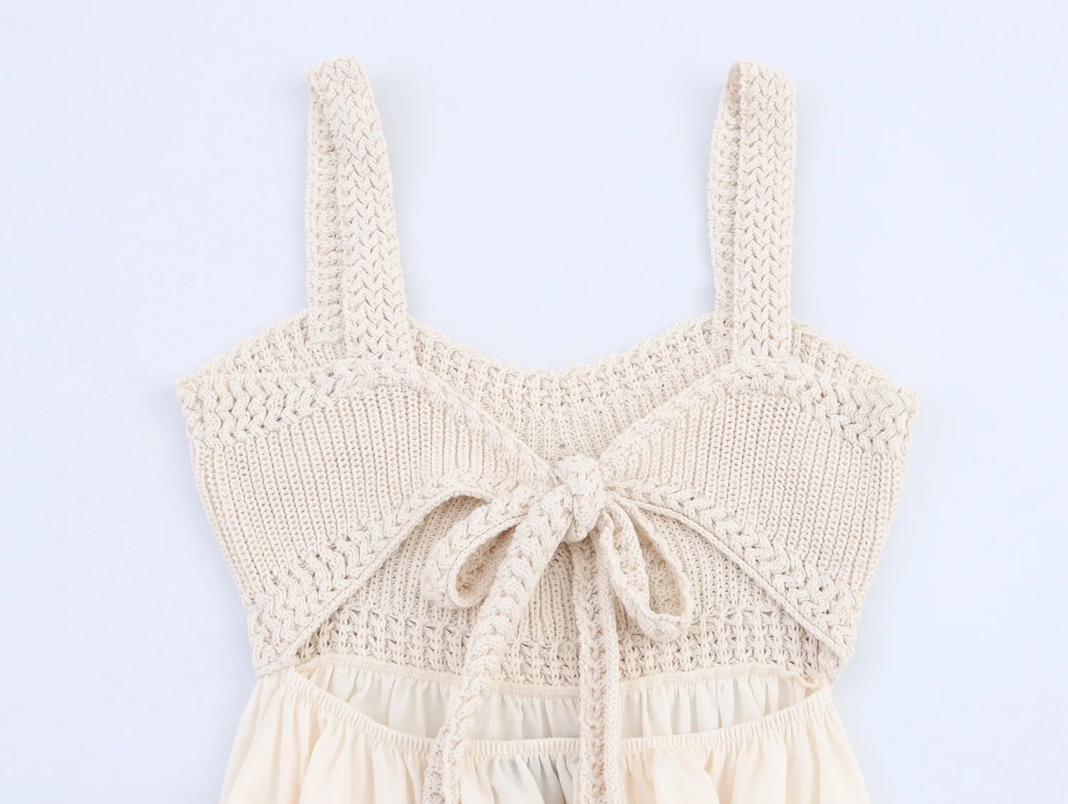 Damska francuska dzianinowa spódnica łączonej z beżową sukienką bez pleców z długim haftowanym paskiem z kokardą na lato 2025