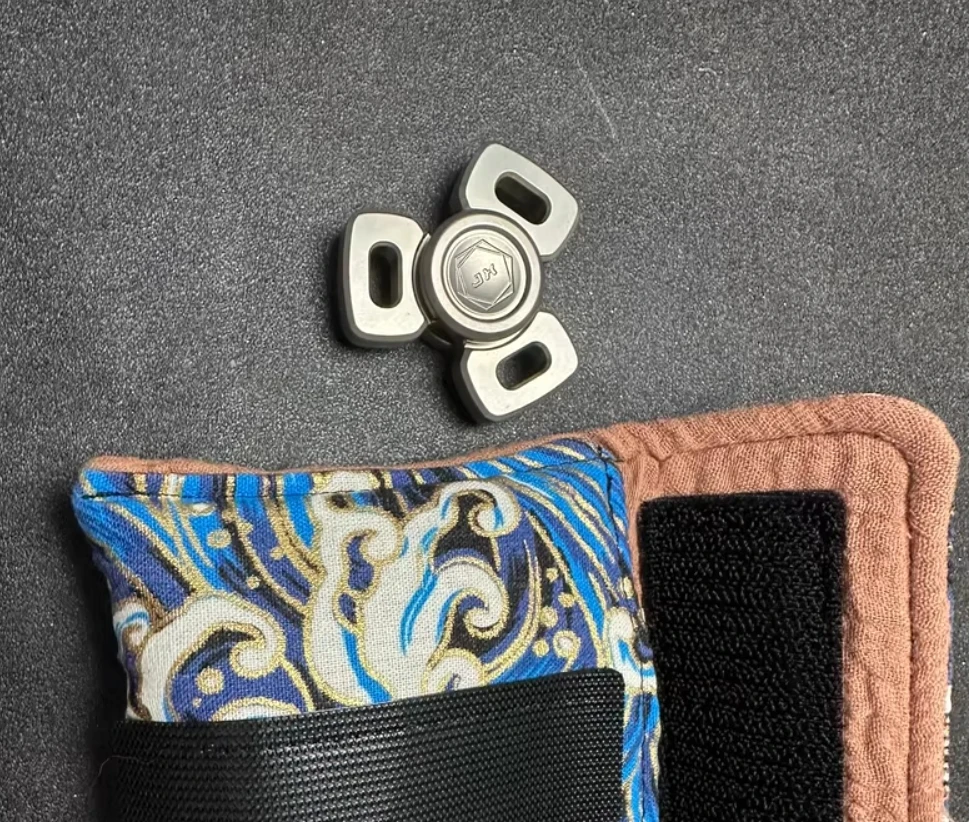 

Б/у EDC Competitive Star Skeleton Стальной блешень Гироскоп на кончике пальца Декомпрессионные игрушки