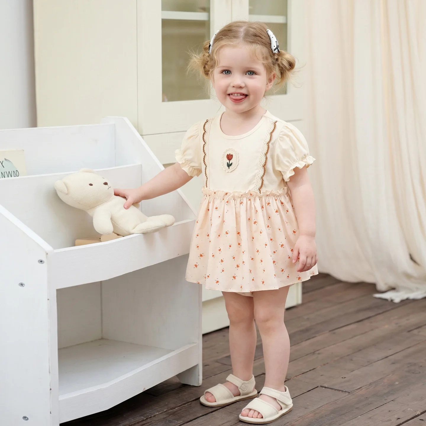 夏に涼しい、花柄のベビープリンセス風スカート、女の子用、パフスリーブのレースロンパース。