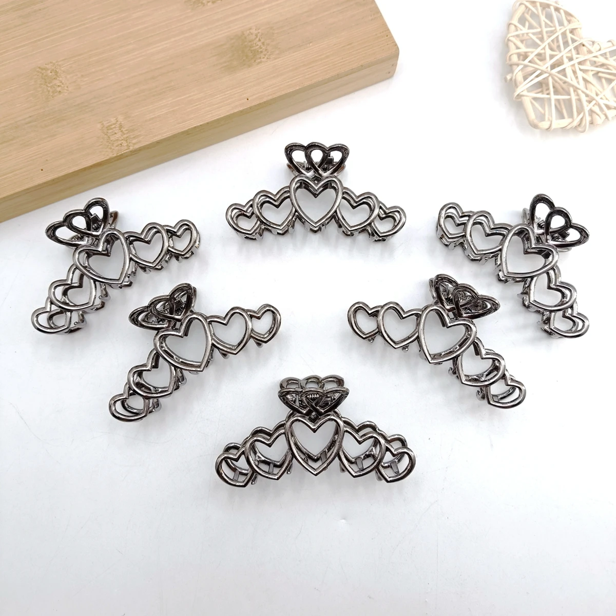 2/4/6 قطعة Y2K مشبك شعر كبير على شكل قلب معدني فضي مع تصميم بسيط ومشبك قرش عالي الجودة في الجزء الخلفي من ملحقات الرأس