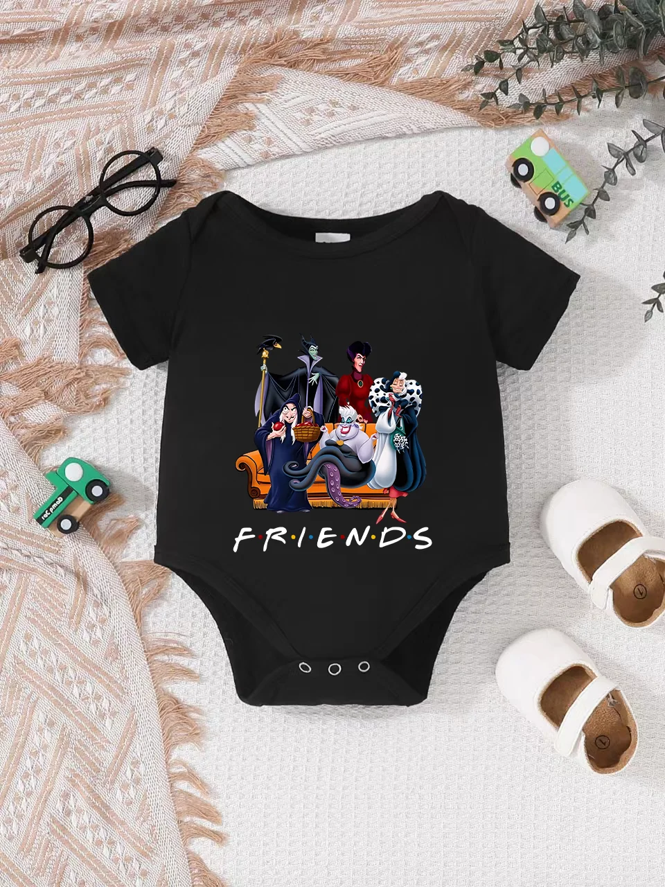 

Официально лицензированный детский комбинезон Disney "Villains" с принтом "FRIENDS" в стиле пародии на мотивы сериала, мягкая и удобная ткань.