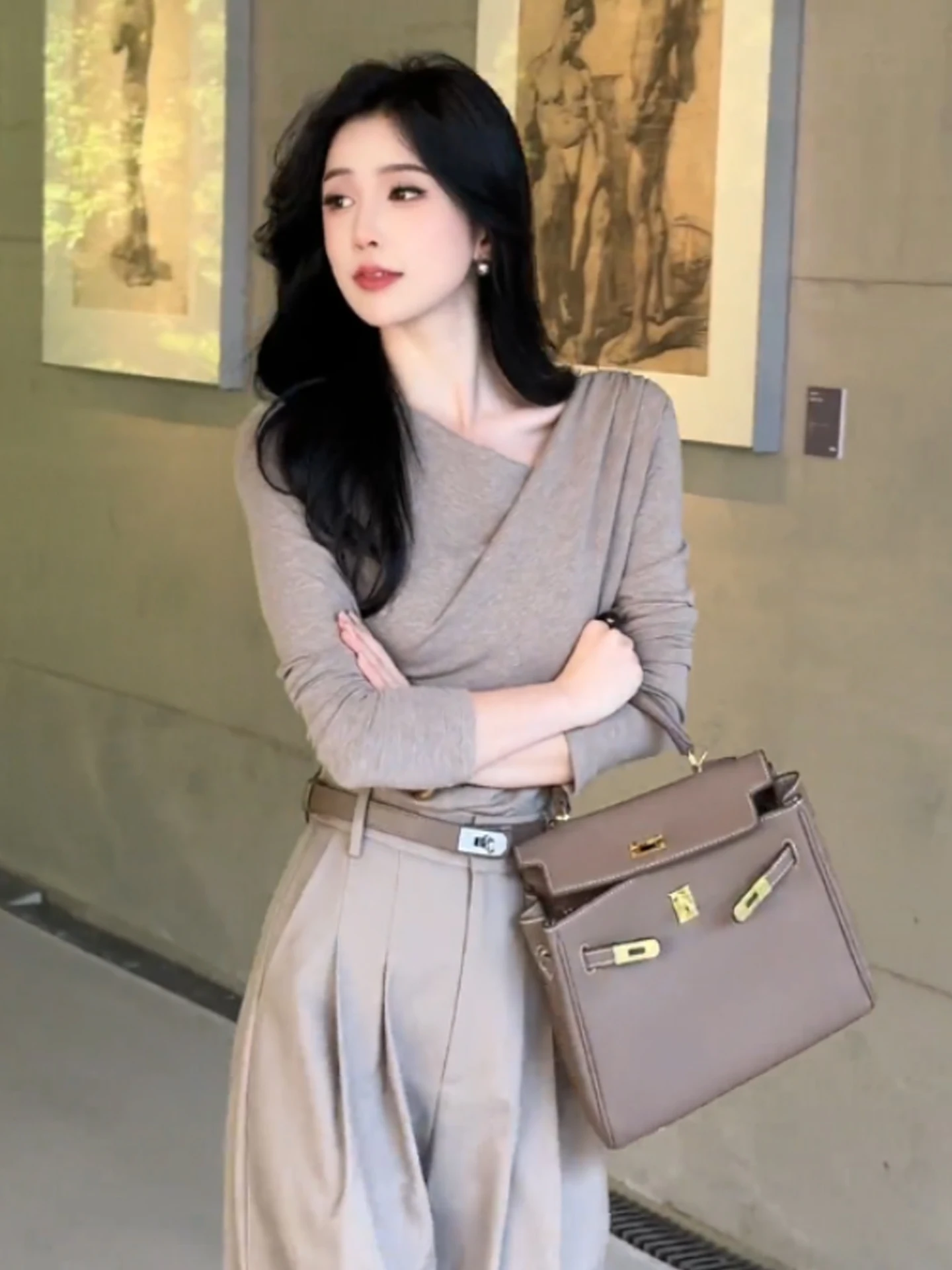 เสื้อยืดทรงยาวสไตล์เรโทร สวมใส่สบาย แฟชั่นสำหรับผู้หญิง สีพื้น เรียบหรู ช่วยให้ดูผอมลง เหมาะสำหรับใส่ไปทำงานในฤดูใบไม้ร่วง