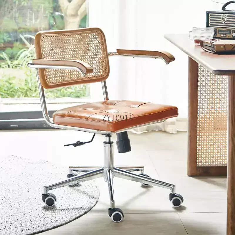 Haushalts-Bürostuhl aus Rattan. Moderner, einfacher, anhebbarer Computerstuhl aus Rattan