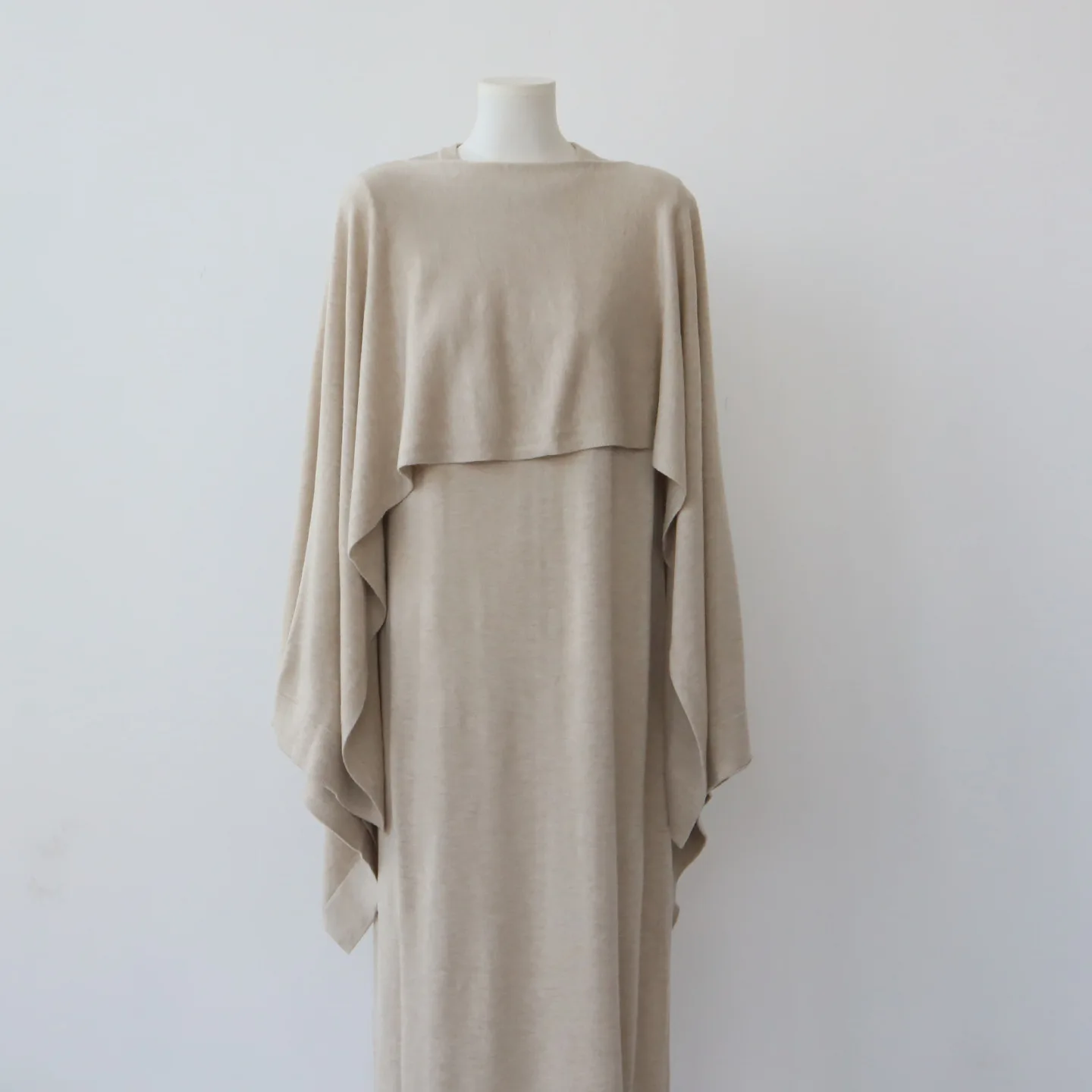 เสื้อสเวตเตอร์ไหมพรมผู้หญิง แขนยาว คอกลม ทรงหลวม ชายเสื้อสูงต่ำ สไตล์ลำลอง เหมาะสำหรับสาวออฟฟิศ  ฤดูใบไม้ร่วง 2025