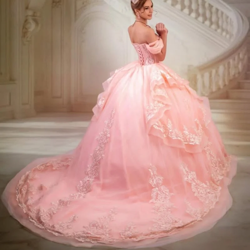 Luz rosa quinceanera vestidos fora do ombro decalque de cristal camadas cauda longa vestido de 15 quinceanera personalizar
