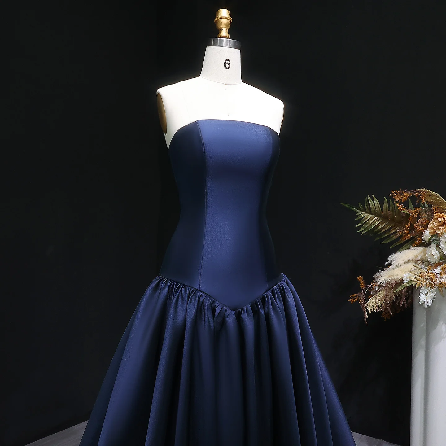 Sharon Said Marineblaues Satin-Abendkleid, trägerlos, tailliert, mit Korsett, geraffter Taille, voluminöses A-Linien-Formal-Partykleid SF480 Custo – Detail 10