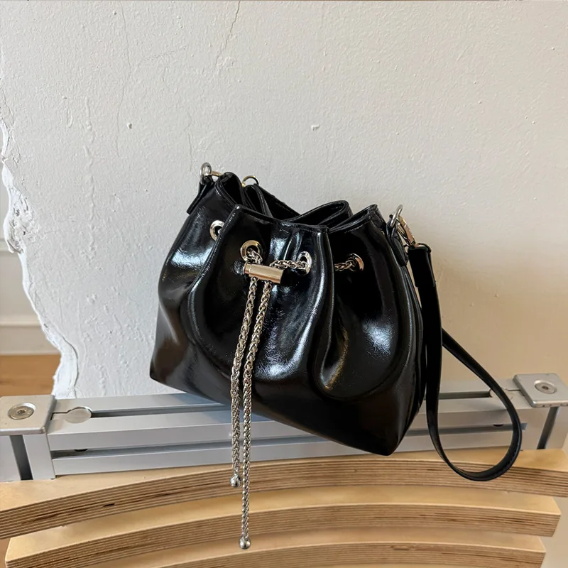 

2025 New Luxury Heel-Chain Bucket Bag, Women's Trendy Crossbody Shoulder Bag, Must-Have Accessory for Spring/Summer Wardrobe