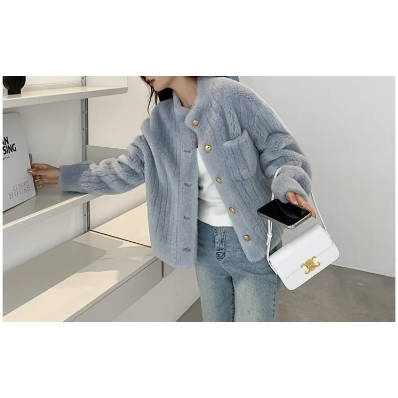 Kleiner Stehkragen aus Lammwollfell, ein Lammfellmantel, kurzer junger Mantel