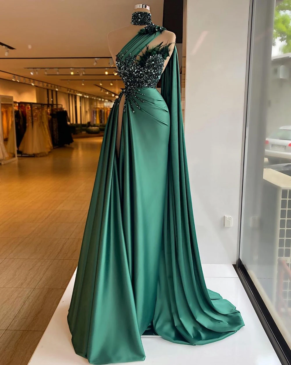 One Shoulder Satin Abendkleider lange Luxus Perle Feder hohen Schlitz mit Kap grün arabische Frauen formell für Hochzeits feier