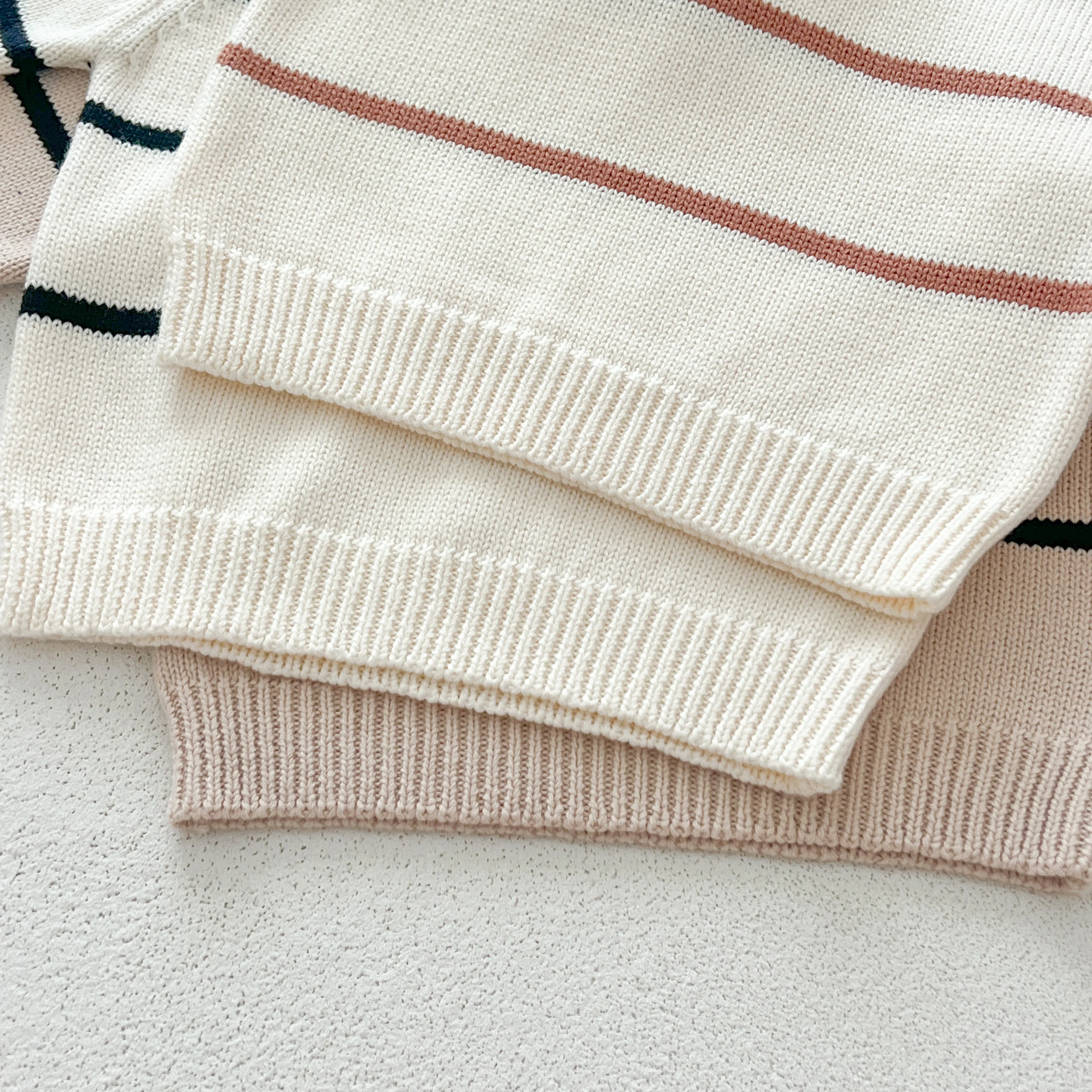 Herbstlicher, im koreanischen Stil gehaltener, neuer Baby-Pullover mit Stehkragen und Streifen, Oberteil für Jungen, gestrickter Pullover für Herbst und Winter. – Detail 6