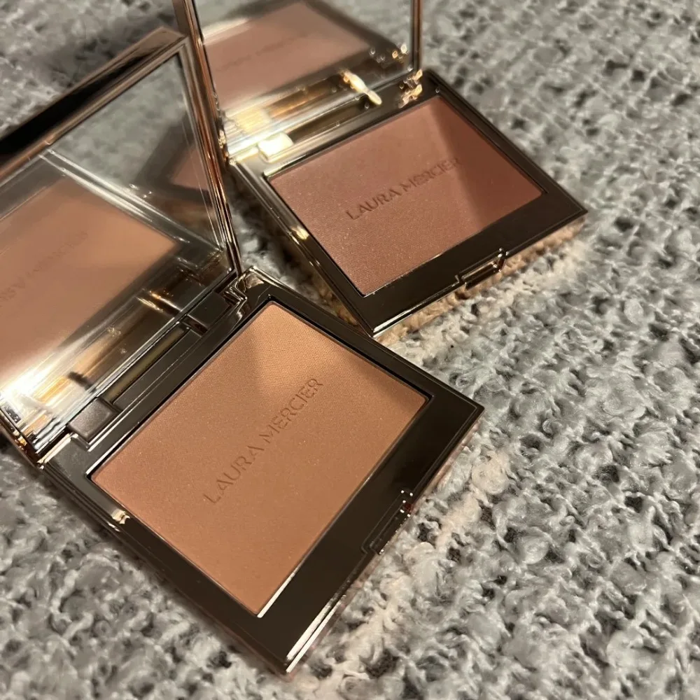 ลอร่าเมอร์ซิเออร์ บลัชออนแบบสีเดียว แป้งเนื้อแมตต์เนื้อนุ่ม ช่วยให้ใบหน้าดูสว่างขึ้น ปรับรูปหน้า และสร้างลุคการแต่งหน้าที่ดูเป็นธรรมชาติและเปล่งประกาย