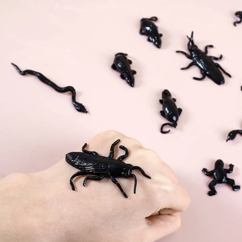 

12pcs Halloween Stretchy Stretchy Soft Rubber Sticky Insect Creative Nostalgic Prank Sticky Black Animal Sticky Toy Favors