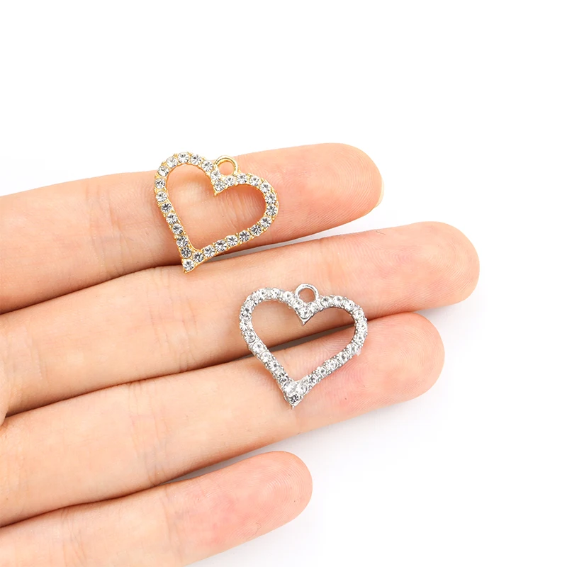 10pcs Shiny Hollow Love Heart Crystals Charm Trendy strass ciondolo in metallo per collana bracciale orecchini che fanno risultati fai da te