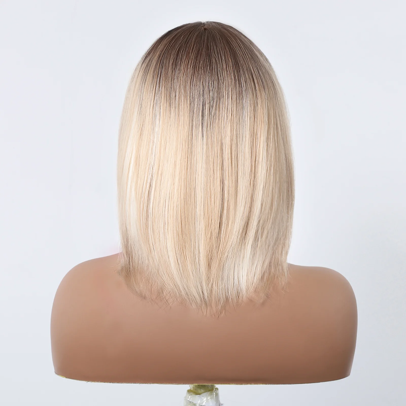 Brązowo-blond Ombre Syntetyczne peruki z grzywką Krótka prosta blond peruka dla kobiet Średniej długości naturalne włosy Codzienne użytkowanie