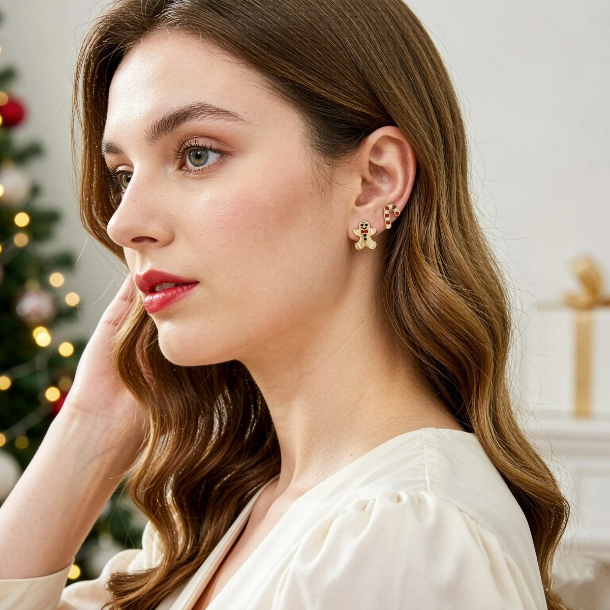 2 Paar/Set Niedliche Weihnachts-Lebkuchenmann-Zuckerstangen-Ohrstecker für Damen, Mini-Emaille-Schleifen-Blatt-Ohrringe, Neujahrs-Schmuck – Detail 7