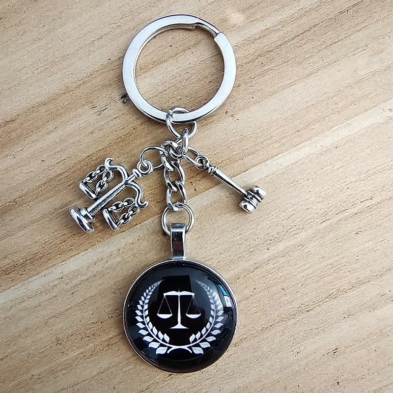 Chaveiro do advogado de diy, chaveiro da escala da justiça, chaveiro do martelo da justiça do juiz, presente do estudante da escola da lei, logotipo legal da justiça