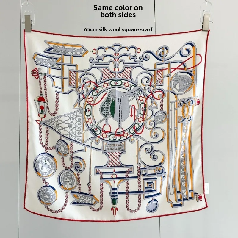 Echarpe-carree-imprimee-motif-badge-equestre-vintage-65x65cm-30-soie-de-murier-70-laine-sergee-meme-couleur-des-deux-cotes-chale-de-cou-foulard
