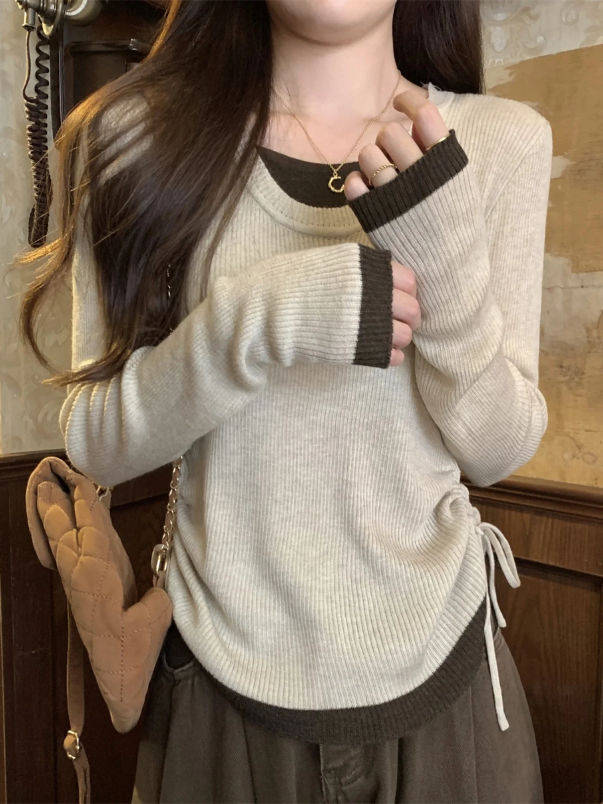 

Trendy Korean Sle Knitted Base irt Long Sve U-Ne Color Blo Dstring Fake Two-Piece Top for Women Autumn 2026