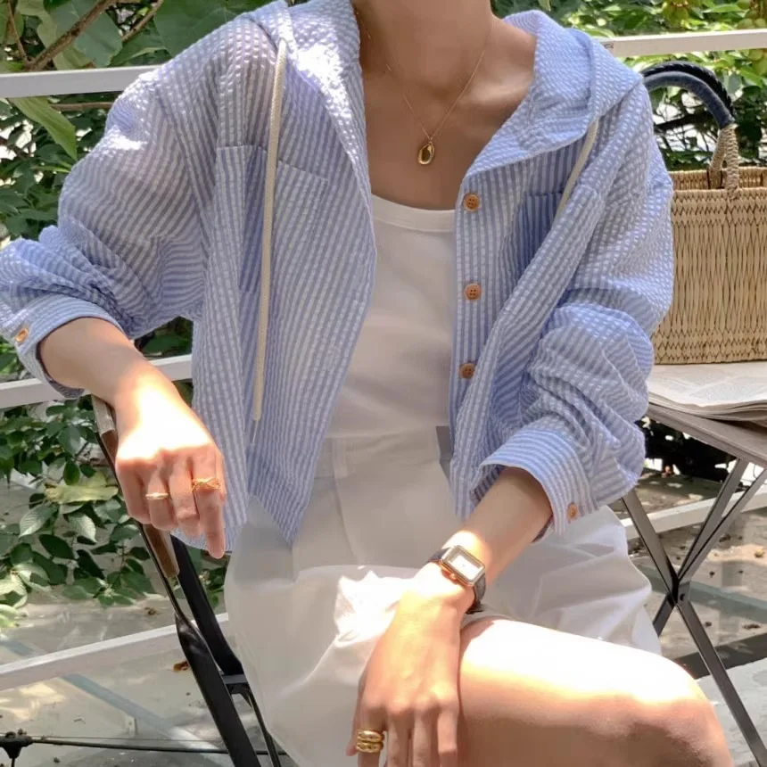 

Лето 2025 г., полосатая рубашка с капюшоном, женская короткая однобортная свободная рубашка с длинными рукавами и солнцезащитным кремом