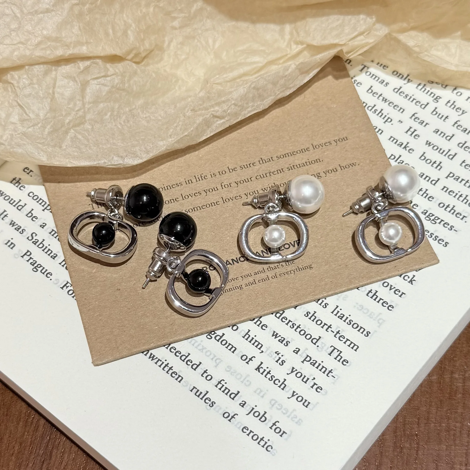 Autumn and winter pearl letter earrings 2025 new hot item, light luxury, personalized, high-end, versatile, niche earrings