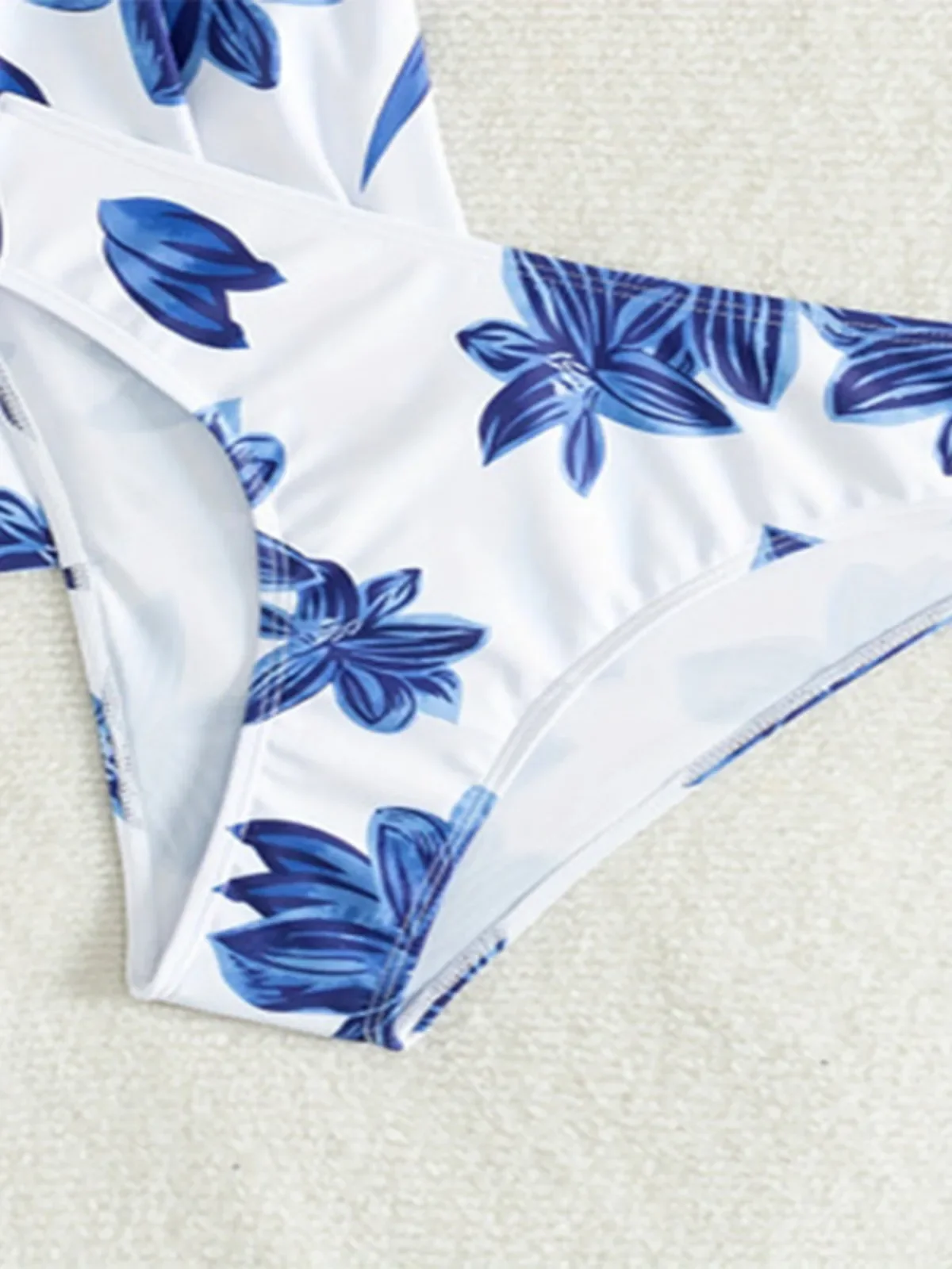 Traje de baño de 2 piezas con estampado de flores azules para mujer, novedad del 2024, conjunto de Bikini Tankini con volantes grandes, traje de baño sin espalda con tirantes y cordones con cuello en V