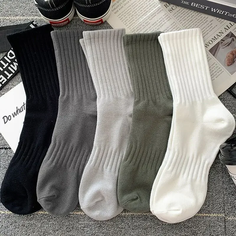 Nuevo 5 pares de calcetines cálidos blancos y negros para hombre, conjunto de calcetines cortos deportivos de Color sólido para otoño e invierno para hombre, triangulación de envíos