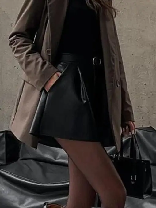 Stile alla moda e minimalista, pantaloni di pelle di fascia alta, pantaloni corti, abbigliamento da donna, autunno/inverno 2025