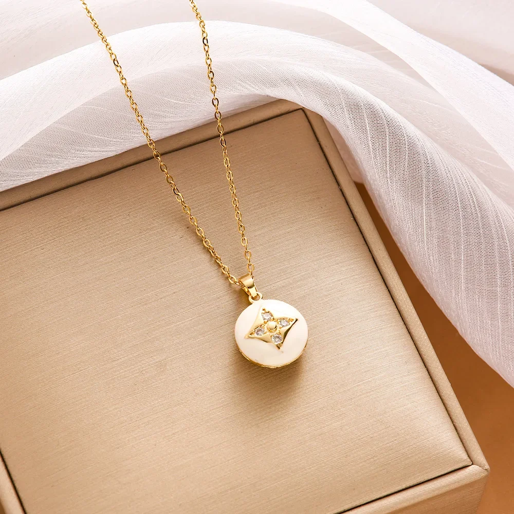 Un accesorio de collar moderno y elegante con un colgante redondo con logo de circón.