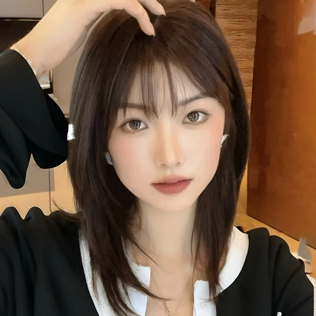 Women's Black-Brown Medium-Length Collarbone-Length Hair with Air Bangs, Long Straight Hair with Inward Curls, Layered Rose Net Wig Made of Synthetic Fiber Material, for Daily Use