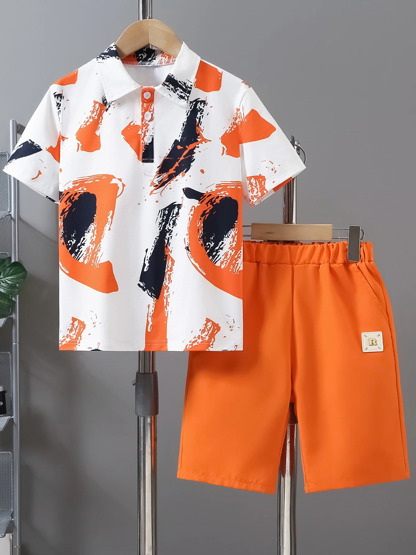 

2025 New Summer Style Boys' Random Colorful Printed Polo Collar Short-Sleeved T-Shirt Tops + Simple and Fashionable Knee-Length Label Shorts Set