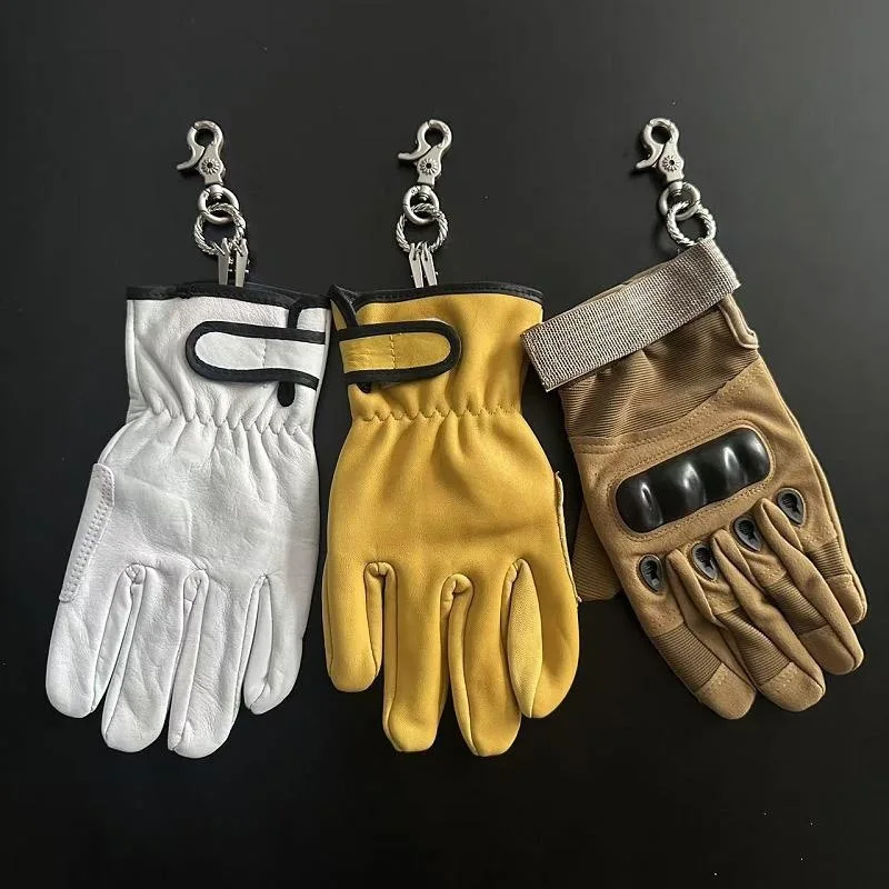 

Original Ainsworth Trendy Worn Gloves Pendant Keychain Cleanfit Waist Accessory Alloy Plated Silver Gold Fashion Jewelry
