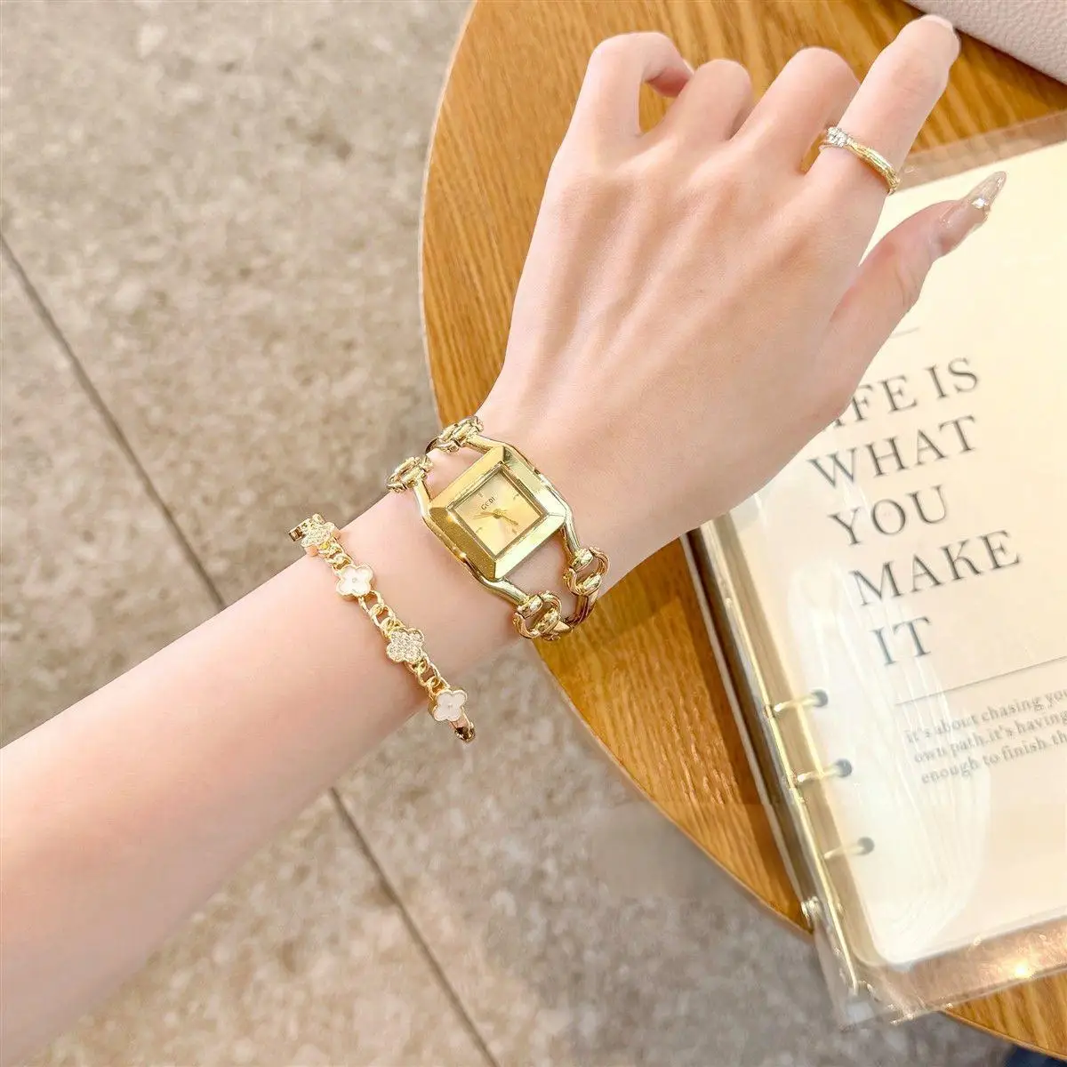 Elegant ladies' watches, luxury hollow chain ladies' retro 2025 new quartz watches, women's accessories, watch accessories