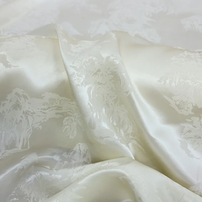 

This is a 135CM wide cheongsam and Hanfu fabric made of blend Sambo satin jacquard silk