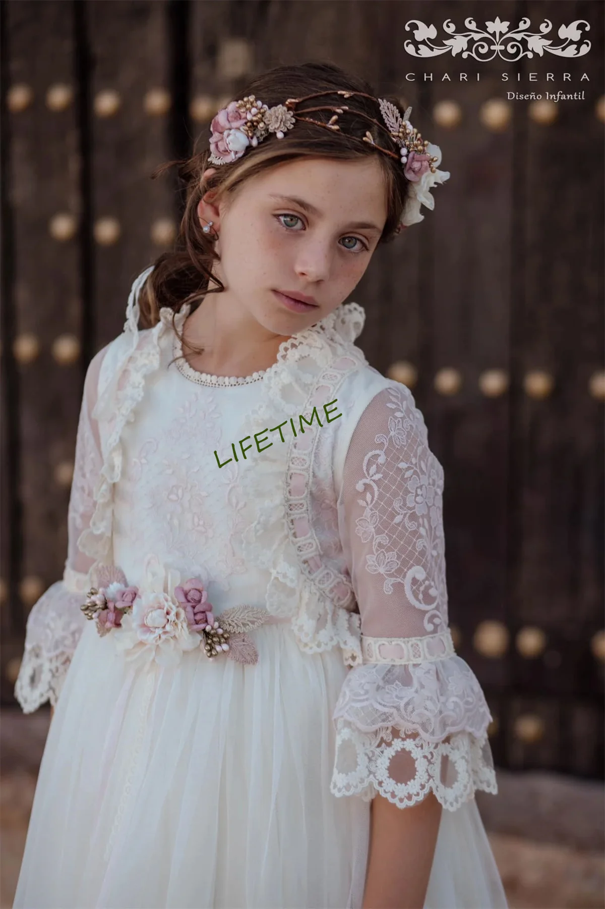 Longo off-white comunhão princesa vestido da menina de flor manguito-pescoço mangas florais capa volta fada saia mutil-camadas