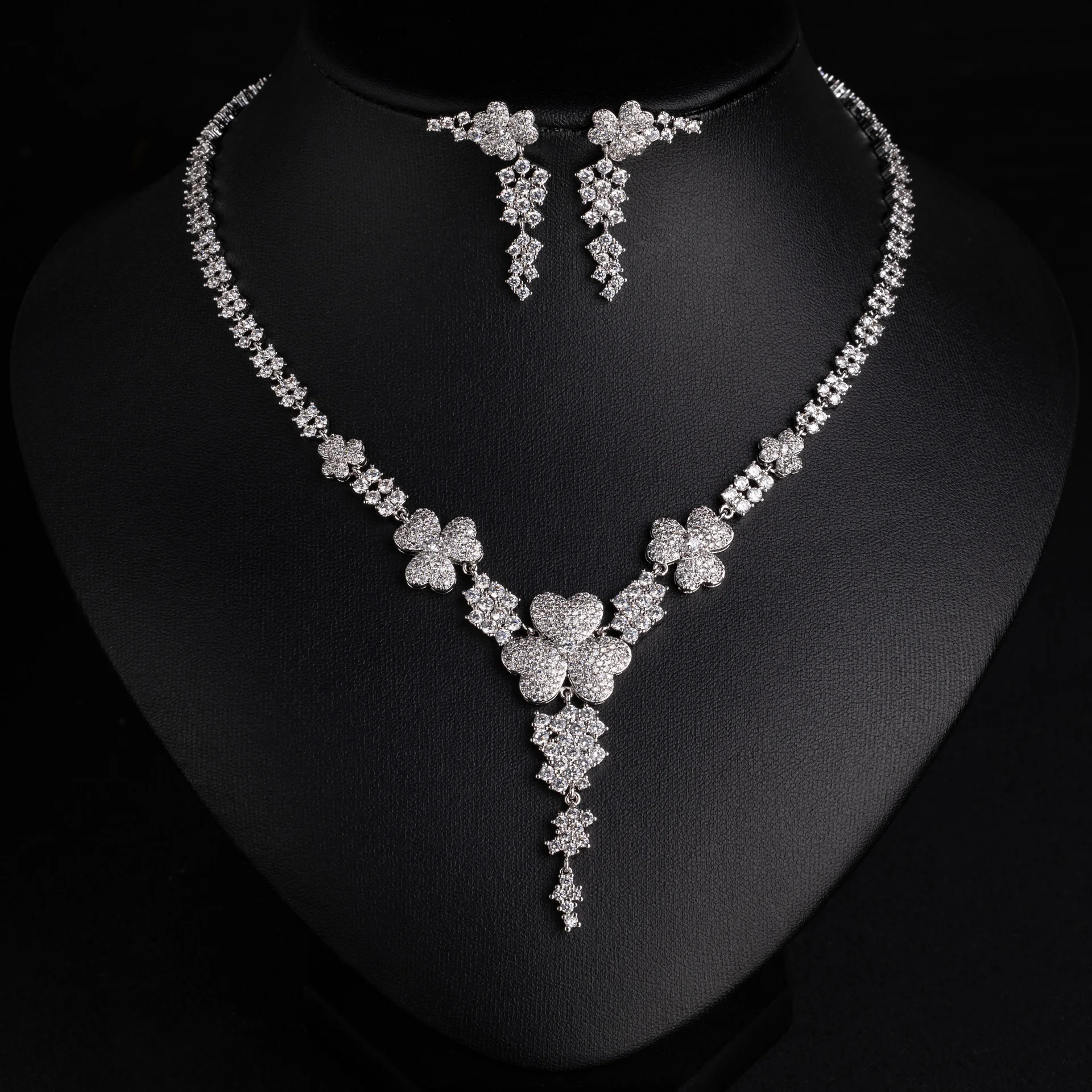 

2026 Hot 3-petal Flower Tassel Zircon Necklace, Electroplated Rhinestone Flower Pendant, Fashion Women Jewelry Wholesale