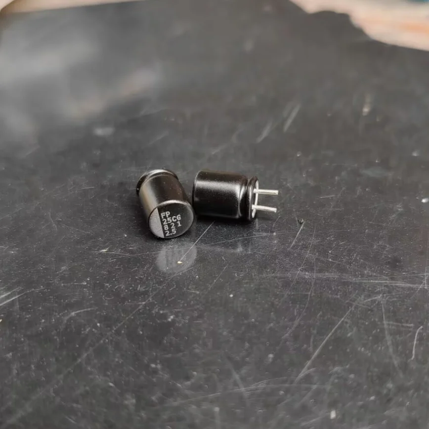 Capacitor de estado sólido original 2.5V 820UF para placa de vídeo de placa-mãe 821 6*9MM P=2.5MM