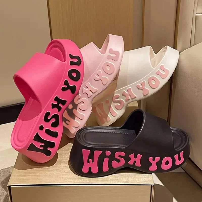 

Новые модные женские тапочки на платформе из ЭВА, лето 202, босоножки на танкетке с буквенным принтом, женские нескользящие пляжные шлепанцы на толстой подошве