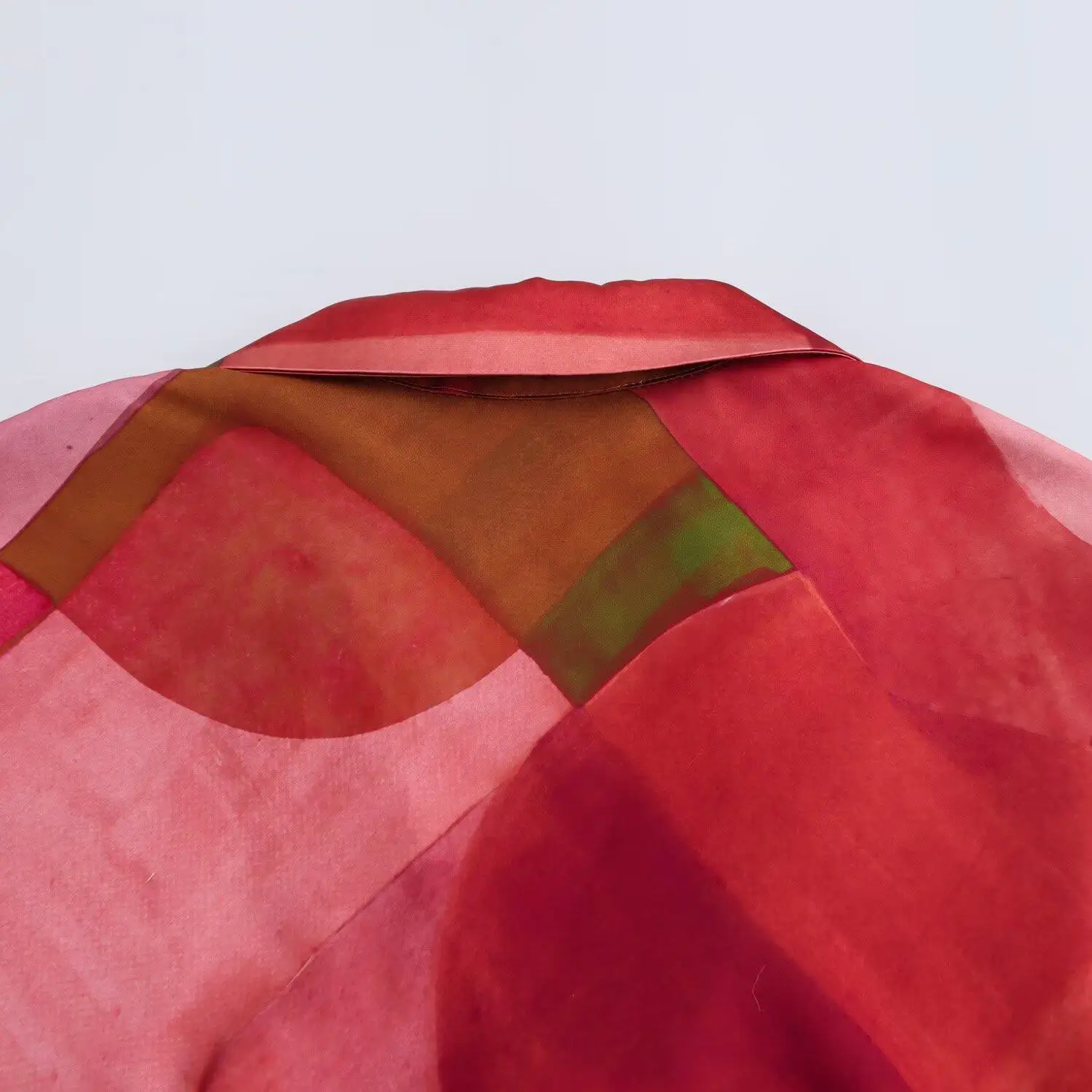 패셔너블한 기하학적 프린트 실크 새틴 느낌 여성 드레스 미디 길이 민소매 브이넥 캐주얼 스타일 여름 시즌