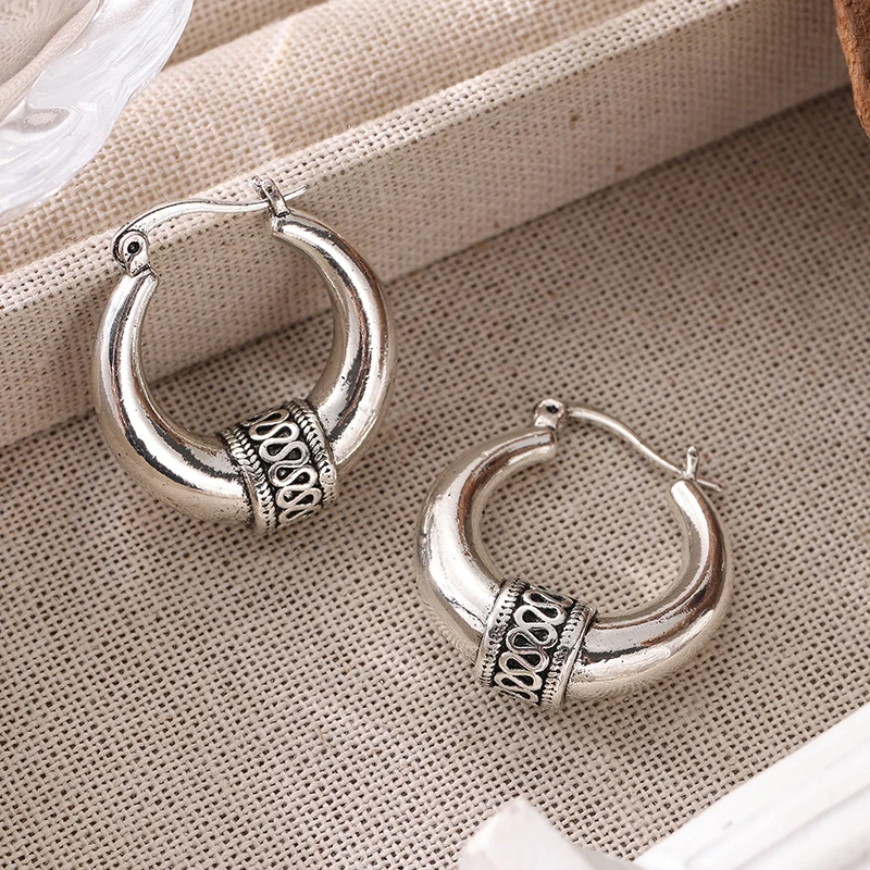 Vintage Handgeschnitzte Muster-Creolen Damen-Ohrringe Ethnische Silberfarbene Metall-Geometrie Täglicher Gebrauch Party-Schmuck – Detail 3