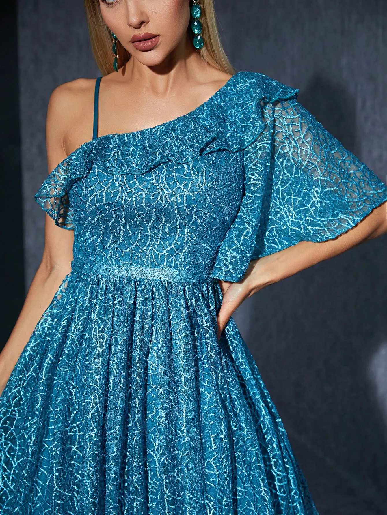 Une robe de soirée haut de gamme avec des épaules inclinées, des feuilles de lotus, des manches mi-coupées sur la poitrine et une dentelle brodée