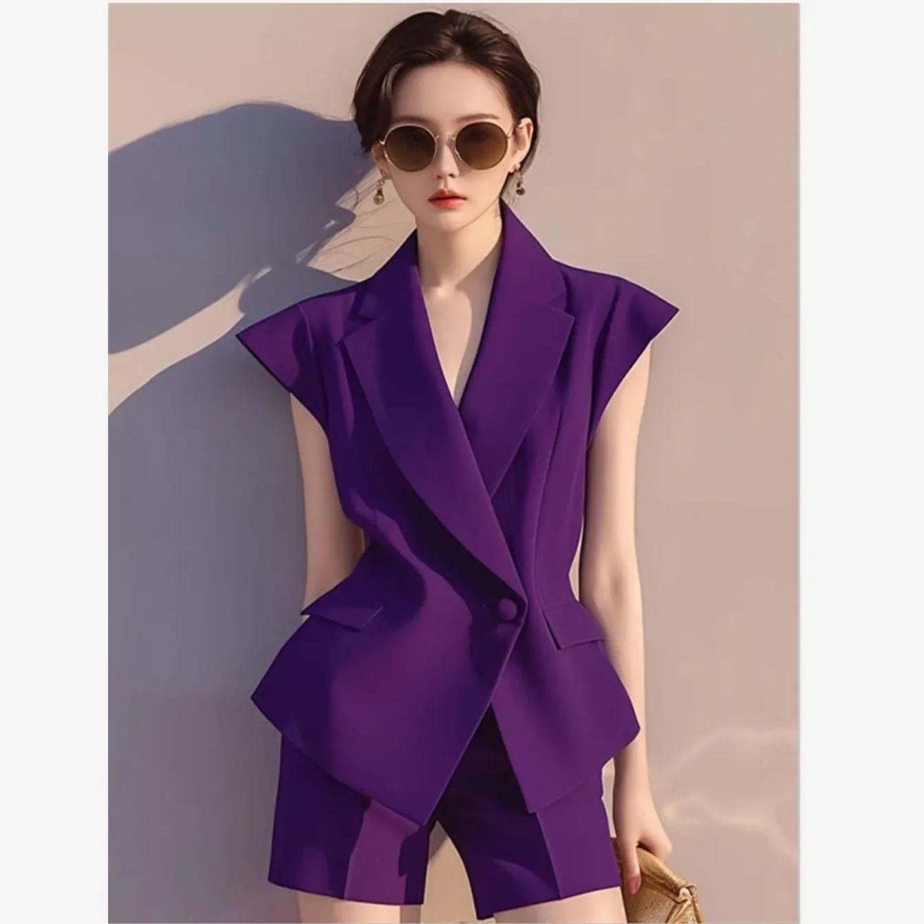 

Новый элитный офисный женский летний женский комплект из двух предметов, фиолетовый топ с рукавами-крылышками и одной пуговицей, элегантный пиджак + мини-шорты, костюм