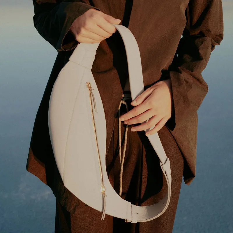 

Новая женская сумка-кроссбоди из гладкой воловьей кожи класса люкс 2026 года, модная и универсальная сумка в форме коровьего рога